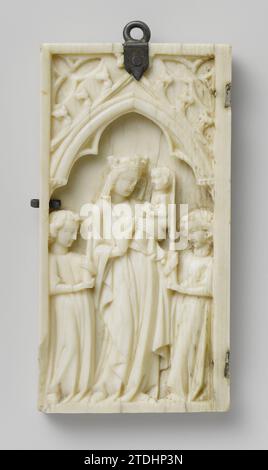 Aile gauche d'un diptyque, Vierge à l'enfant flanquée d'Anges, anonyme, vers 1350 sous une arche gothique à trois lobes pointue, Maria se tient entre deux anges porteurs de torche avec l'enfant sur le bras gauche, qui tient le voile de sa mère avec la main gauche et avec la main droite. Maria a un fruit dans la main droite. Œil de cuivre en haut. Fragment d'une serrure. Ivoire Ile-de-France. Cuivre (métal) coupant sous un arc gothique pointu à trois lobes, Maria se tient entre deux anges porteurs de torche avec l'enfant sur le bras gauche, qui tient le voile de sa mère avec la main gauche et avec la main droite. Maria l'a fait Banque D'Images