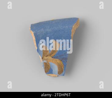 Pointu de ross -faïence de cuisson, avec glaçage bleu au sommet, sur laquelle une partie d'une feuille vank est visible en brun, ocre et blanc, anonyme, 1600 - 1650 faïence des pays-Bas du Nord. Faïence majolique du nord des pays-Bas glacés. glaçage majolique Banque D'Images