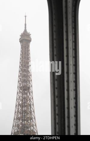 Portrait rapproché de la Tour Eiffel depuis une colonne du pont Bir Hakeim sous la pluie à Paris - France Banque D'Images