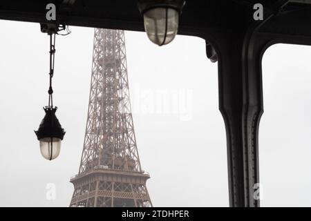 L'ascenseur de la Tour Eiffel depuis le pont Bir Hakeim sous la pluie à Paris - France Banque D'Images
