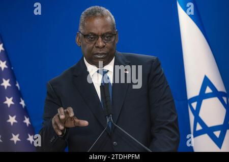 Tel Aviv, Israël. 18 décembre 2023. Le secrétaire américain à la Défense, Lloyd Austin, répond à une question lors d’une conférence de presse conjointe avec le ministre israélien de la Défense, Yoav Gallant, à la suite de leur rencontre bilatérale, le 18 décembre 2023 à tel Aviv, en Israël. Crédit : Chad McNeeley/DOD photo/Alamy Live News Banque D'Images