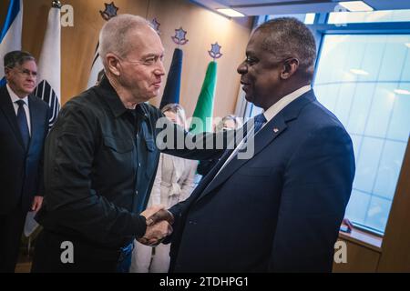 Tel Aviv, Israël. 18 décembre 2023. Le secrétaire américain à la Défense Lloyd Austin, à droite, est accueilli par le ministre israélien de la Défense Yoav Gallant, à gauche, avant une réunion bilatérale, à gauche, le 18 décembre 2023 à tel Aviv, Israël. Crédit : Chad McNeeley/DOD photo/Alamy Live News Banque D'Images