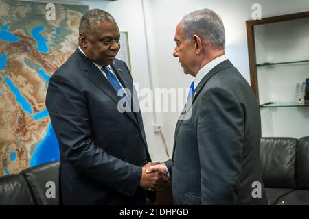 Tel Aviv, Israël. 18 décembre 2023. Le secrétaire américain à la Défense Lloyd Austin, à gauche, serre la main du Premier ministre israélien Benjamin Netanyahu, à droite, avant une réunion bilatérale, le 18 décembre 2023 à tel Aviv, en Israël. Crédit : Chad McNeeley/DOD photo/Alamy Live News Banque D'Images