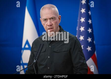 Tel Aviv, Israël. 18 décembre 2023. Le ministre israélien de la Défense Yoav Gallant écoute une question lors d’une conférence de presse conjointe avec le secrétaire américain à la Défense Lloyd Austin à la suite de leur rencontre bilatérale, le 18 décembre 2023 à tel Aviv, en Israël. Crédit : Chad McNeeley/DOD photo/Alamy Live News Banque D'Images