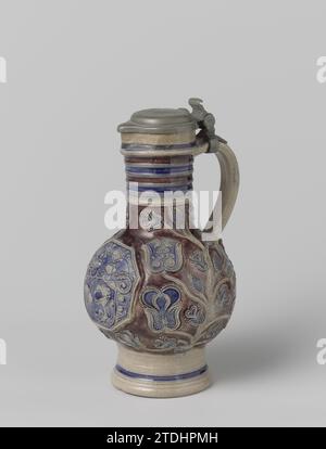 Cruche avec un blason et des rouleaux floraux, anonyme, c. 1650 - c. 1710 boîte de grès sur une base haute avec un corps sphérique et un long cou avec un bec pincé. L'oreille en forme de C est fixée au cou et à l'épaule. Profils sur le cou et le pied. Partiellement recouvert de bleu cobalt et de violet mangangan. Sur le ventre en relief, une arme d'alliance imprimée et imposée avec des feuilles de vigne et l'inscription 'Iohan Georg Rhindorp'. Une arme est avec une flèche ailée et deux flèches croisées comme signe de casque. L'autre arme avec un lion avec une fleur dans sa jambe et une fleur comme signe de casque. Un étain f Banque D'Images