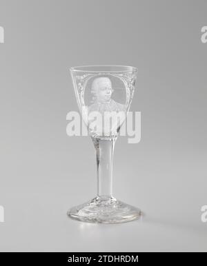 Verre à vin avec un portrait de Guillaume V, anonyme, pied voûté de 1787. Tribu droite, se transformant en calice conique. Sur le Kelk, dans un médaillon ovale orné de rococo, un portrait du prince Stadholder Willem V (1748-1806). Gauche et droite une boisson florale dépend du médaillon. Dans une banderolle au-dessus du portrait Willem de VDE Prins d'Oranje. Signé à gauche sous le portrait D : Wolff I : V : t., et à droite 1787. Souffleur de verre : EnglandNorthern Netherlands pied voûté de soufflage de verre. Tribu droite, se transformant en calice conique. Sur le Kelk, dans un médaillon ovale de rococo ornam Banque D'Images