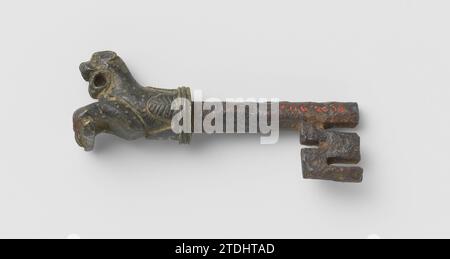 39 clés de la collection d'Emmanuel Vita Israël, clé anonyme dont la poignée se compose de la partie avant d'un tigre est pris dans une couronne de souffleur. Il avait probablement une bague dans la bouche. Poignée en bronze et tuyau et barbe de fer. bronze (métal). Clé en fer (métal) dont la poignée se compose de la section avant d'un tigre est pris dans une couronne de souffleur. Il avait probablement une bague dans la bouche. Poignée en bronze et tuyau et barbe de fer. bronze (métal). fer (métal) Banque D'Images