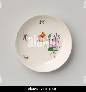 Soucoupe avec bouquet et sprays de fleurs, manufacture de porcelaine impériale, 1809 plat en porcelaine avec un bord lobé, peint sur le glaçage en bleu, rouge, rose, vert et jaune. Sur le plat un bouquet de fleurs différentes (y compris la pivoine) entouré de branches de fleurs. Marqué sur la face inférieure avec le bouclier, la lettre A et les chiffres 90, 12 et le numéro de l'année 809. Porcelaine de Vienne. glaçage. Peinture / vitrification plat en porcelaine avec un bord lobé, peint sur le glaçage en bleu, rouge, rose, vert et jaune. Sur le plat un bouquet de fleurs différentes (y compris la pivoine) entouré de branches de fleurs. Marque Banque D'Images