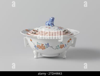 Brûleur à encens avec couvercle et sprays de fleurs, anonyme, c. 1670 - c. 1690 brûleur à encens en porcelaine sous la forme d'un bol rond avec un anneau de pied et un bord plat, nervuré, sur trois pattes, avec deux oreilles rectangulaires, couronné d'un couvercle convexe avec un shishi (chien lion) avec des ouvertures en forme d'éventail, une fleur de cerisier (Prunus) et une seule feuille de fleur de cerisier. Peint sur la glaçure en bleu, rouge, vert et noir avec des branches de prunus et un bord de triangles avec des lignes sur le couvercle. Kakiemon. Porcelaine du Japon. glaçage. Peinture / vitrification brûleur d'encens de porcelaine sous la forme d'un bol rond W Banque D'Images