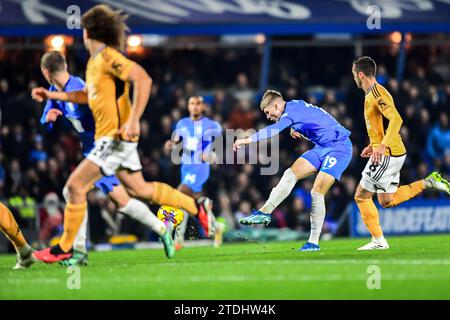Birmingham, Royaume-Uni. 18 décembre 2023. Jordan James (19 Birmingham City) tire lors du match de championnat Sky Bet entre Birmingham City et Leicester City à St Andrews, Birmingham le lundi 18 décembre 2023. (Photo : Kevin Hodgson | MI News) crédit : MI News & Sport / Alamy Live News Banque D'Images