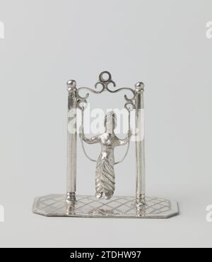 Enfant Op Schommel, Gijsbert Barbiers (attribué à), c. 1822 - c. 1827 il y a une balançoire sur une plaque allongée sur laquelle une femme est assise. Un motif de diamant est gravé dans la plaque. L'image est marquée avec deux fois un dauphin et un signe maître. Utrecht argent (métal) il y a une balançoire sur une plaque allongée sur laquelle une femme est assise. Un motif de diamant est gravé dans la plaque. L'image est marquée avec deux fois un dauphin et un signe maître. Argent Utrecht (métal) Banque D'Images