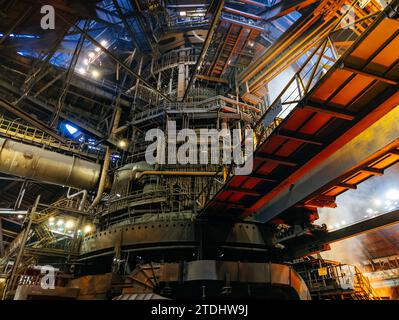 Grand haut fourneau électrique dans l'usine métallurgique. Banque D'Images