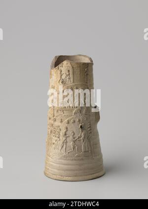 Fragment d'un tankard (schnelle) avec des scènes du fils prodical, anonyme, c. 1570 - c. 1580 fragment d'une cruche (schnelle) en grès avec corps cylindrique et effilé. L'oreille et le bord sont manquants. Profils au-dessus du pied. Sur le corps en relief trois fois une boîte allongée imprimée et imposée contenant des représentations du fils perdu. Siegburg. Grès de Siegburg. Vitrification de glaçure fragment d'un pichet (schnelle) en grès à corps cylindrique conique. L'oreille et le bord sont manquants. Profils au-dessus du pied. Sur le corps en relief trois fois une boîte allongée imprimée et imposée contenant des répétitions Banque D'Images