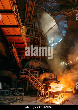 Grand haut fourneau électrique dans l'usine métallurgique. Banque D'Images