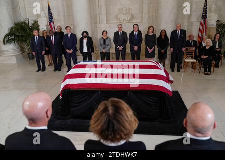 Avec les membres de la famille au premier plan, à l'arrière de la gauche, le juge en chef des États-Unis John Roberts, les juges associés de la Cour suprême Clarence Thomas, Samuel Alito, Sonia Sotomayor Elena Kagan, Neil Gorsuch, Brett Kavanaugh, Amy Coney Barrett, Ketanji Brown Jackson et l'ancien juge associé de la Cour suprême Anthony M. Kennedy, se tiennent debout dans le cercueil drapé de drapeau avant de la juge à la retraite de la Cour suprême Sandra Day O'Connor lors d'un service privé dans le Grand Hall de la Cour suprême de Washington, le lundi 18 décembre 2023. Juge O'Connor, originaire de l'Arizona, la première femme à se voir Banque D'Images