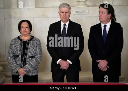 De gauche à droite : les juges associés de la Cour suprême Elena Kagan, Neil Gorsuch et Brett Kavanauggh écoutent lors d'une cérémonie privée pour l'ancienne juge associée de la Cour suprême Sandra Day O'Connor avant le repos public dans la Grande salle de la Cour suprême à Washington, DC, le lundi 18 décembre 2023. Juge O'Connor, originaire de l'Arizona, la première femme à servir sur la plus haute cour du pays, a servi de 1981 à 2006, et est décédé le 1 décembre 2023 à l'âge de 93 ans.crédit : Jacquelyn Martin/Pool via CNP/MediaPunch Banque D'Images