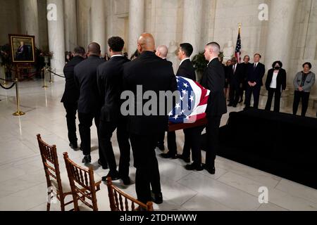 Le cercueil drapé de drapeau de Sandra Day O'Connor, juge à la retraite de la Cour suprême, porté par des agents de la police de la Cour suprême des États-Unis, arrive dans la Grande salle de la Cour suprême à Washington, le lundi 18 décembre 2023. Juge O'Connor, originaire de l'Arizona, la première femme à servir sur la plus haute cour du pays, a servi de 1981 à 2006, et est décédé le 1 décembre 2023 à l'âge de 93 ans.crédit : Jacquelyn Martin/Pool via CNP/MediaPunch Banque D'Images