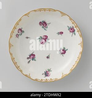 Echelle, peinte de roses éparses, manufacture Oud-Loosdrecht, c. 1778 - c. 1782 échelle porcelaine. Bord festonné avec des motifs rocaillem en relief, qui sont en partie dorés, en partie recouverts de guirlandes de feuilles en or. Bies avec travail de feuille suspendue en or sur le bord. Peint avec des roses éparpillées en rose, vert, bleu et gris. Loosdrecht porcelaine échelle de porcelaine. Bord festonné avec des motifs rocaillem en relief, qui sont en partie dorés, en partie recouverts de guirlandes de feuilles en or. Bies avec travail de feuille suspendue en or sur le bord. Peint avec des roses éparpillées en rose, vert, bleu et gris. Loosdrecht p Banque D'Images
