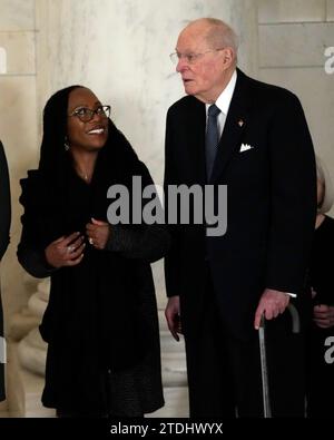 Le juge associé de la Cour suprême Ketanji Brown Jackson discute avec l'ancien juge associé de la Cour suprême Anthony M. Kennedy avant une cérémonie privée pour l'ancienne juge associée de la Cour suprême Sandra Day O'Connor avant le repos public dans le Grand Hall de la Cour suprême à Washington, lundi, 18 décembre 2023. Juge O'Connor, originaire de l'Arizona, la première femme à servir sur la plus haute cour du pays, a servi de 1981 à 2006, et est décédé le 1 décembre 2023 à l'âge de 93 ans.crédit : Jacquelyn Martin/Pool via CNP/MediaPunch Banque D'Images