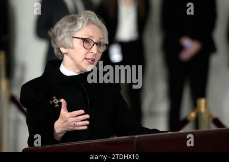 La révérend Jane E. Fahey prend la parole lors d'un service pour Sandra Day O'Connor, juge à la retraite de la Cour suprême, dans le Grand Hall de la Cour suprême à Washington, le lundi 18 décembre 2023. O'Connor, juge O'Connor, originaire de l'Arizona, la première femme à siéger à la plus haute cour du pays, a siégé de 1981 à 2006, et est décédée le 1 décembre 2023 à l'âge de 93 ans.crédit : Jacquelyn Martin/Pool via CNP/MediaPunch Banque D'Images