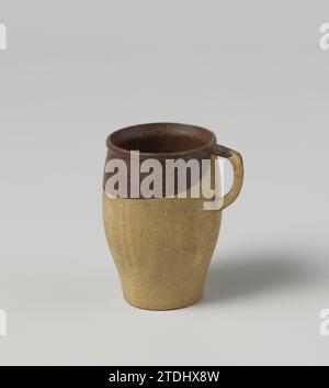 Bocal avec deux oreilles, peint en brun clair et foncé, anonyme, c. 1700 - c. 1799 bocal avec deux oreilles de bois tordu ; peint sur l'intérieur et le bord supérieur brun foncé et encore brun clair. Pivoté d'une seule pièce. Amsterdam (éventuellement) bois (matière végétale) bocal avec deux oreilles de bois tordu ; peint sur l'intérieur et le bord supérieur brun foncé et brun clair. Pivoté d'une seule pièce. Amsterdam (éventuellement) bois (matière végétale) Banque D'Images