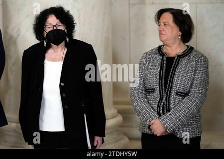 Les juges adjointes de la Cour suprême Sonia Sotomayor et Elena Kagan assistent à une cérémonie privée pour Sandra Day OConnor, juge à la retraite de la Cour suprême, avant le repos public dans la Grande salle de la Cour suprême à Washington, le lundi 18 décembre 2023. La juge O Connor, originaire de l'Arizona, la première femme à siéger à la plus haute cour des nations, a siégé de 1981 à 2006, et est décédée le 1 décembre 2023 à l'âge de 93 ans. Copyright : xJacquelynxMartinx/xPoolxviaxCNPx/MediaPunchx Banque D'Images