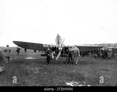 Calais (France). 07/23/1909. Moment historique où l’aviateur français Louis Bleriot s’apprête à quitter Calais pour Douvres, lors de la première traversée de la Manche. Crédit : Album / Archivo ABC / Tomás de Martín Barbadillo Banque D'Images