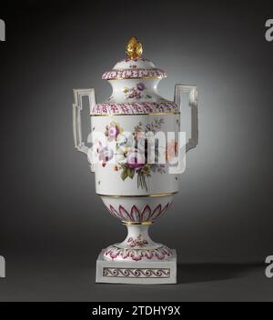 Vase couvert avec oiseaux sur une branche et bouquets, Fürstenberg, c. 1785 - c. 1790 vase couvercle en porcelaine sur un pied étalé se terminant par un piédestal carré et avec un corps cylindrique avec une épaule ronde et se rétrécissant jusqu'au pied. Cou extensible avec un bord plat et des oreilles hautes et anguleuses. Peint sur la glaçure en bleu, rouge, rose, vert, jaune, violet, noir et or. Sur le ventre deux oiseaux sur une branche dans un paysage et un bouquet de fleurs différentes. Entre saupoudrer des fleurs et des insectes. La partie rétrécie au pied avec une bande avec des motifs de feuilles surélevées modélisées en relief. L'épaule et le foo Banque D'Images