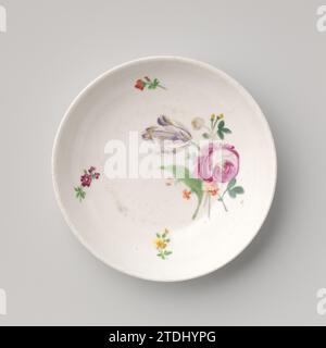 Soucoupe avec bouquet et sprays de fleurs, manufacture impériale de porcelaine, c. 1800 - c. 1849 plat en porcelaine avec un bord lobé, peint sur la glaçure en bleu, rouge, rose, vert et jaune. Sur le plat un bouquet de fleurs différentes (y compris la pivoine) entouré de branches de fleurs. Marqué sur la face inférieure de la protection, la lettre A et les chiffres 38, 21 et 87. Porcelaine de Vienne. glaçage. Peinture / vitrification plat en porcelaine avec un bord lobé, peint sur le glaçage en bleu, rouge, rose, vert et jaune. Sur le plat un bouquet de fleurs différentes (y compris la pivoine) entouré de branches de fleurs. Marqué o Banque D'Images