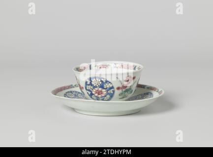 Tasse en forme de cloche et soucoupe avec lotusplants et cottes avec rouleaux de chrysanthème, anonyme, c. 1725 - c. 1749 tête en forme de Klock et plat en porcelaine, peint sur la glaçure en bleu, rouge, rose, vert et noir. Sur le plat du plat un médaillon avec branche de fleur ; alternativement, une plante de lotus et trois médaillons avec chrysanthnums ont été sauvés trois fois dans un sol bleu ; le bord avec une servetwork de pneu entrecoupé avec une boisson de fleur dans un cartouche. La tête avec la même décoration. Famle Rose. Porcelaine de Chine. glaçage. Peinture / vitrification tête en forme de Klock et plat de porcelaine, peinture Banque D'Images