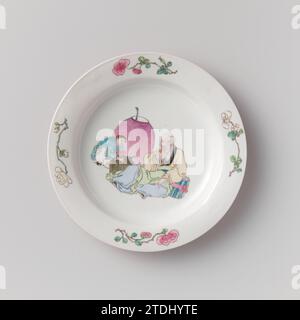 Assiette avec un vieil homme et son accompagnateur parmi les objets périls, anonyme, c. 1725 - c. 1749 assiette en porcelaine Sterior, recouverte d'un glaçage rose peint sur le glaçage en bleu, rouge, rose, vert, jaune, noir et or. Sur le plat un vieil homme assis parmi les symboles du bonheur, à côté de lui un serviteur avec un panier de fleurs ; le bord avec quatre branches de fleurs. Le dos est recouvert d'un glaçage rose. Famle Rose avec un dos Ruby. Porcelaine de Chine. glaçage. Or (métal) peinture / dorure / vitrification plaque de porcelaine Sterior, recouverte d'un glaçage rose peint sur le glaçage en bleu, rouge, rose, vert, jaune Banque D'Images