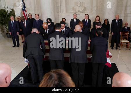 Les policiers de la Cour suprême des États-Unis placent le cercueil drapé de drapeau de Sandra Day OConnor, juge de la Cour suprême à la retraite, sur le Lincoln Catafalque avant un service privé dans le Grand Hall de la Cour suprême de Washington, le lundi 18 décembre 2023. De gauche à droite, le juge en chef des États-Unis John G. Roberts, Jr., les juges associés de la Cour suprême Clarence Thomas, Samuel Alito, Sonia Sotomayor Elena Kagan, Neil Gorsuch, Brett Kavanaugh, Amy Coney Barrett, Ketanji Brown Jackson et l'ancien juge associé de la Cour suprême Anthony M. Kennedy. Juge O Connor, un AR Banque D'Images