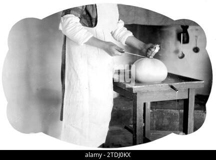 01/01/1930. Préparation artisanale du fromage dans une fromagerie des années 1930 Crédit : Album / Archivo ABC Banque D'Images