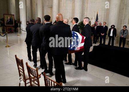 Le cercueil drapé de drapeau de la juge à la retraite de la Cour suprême Sandra Day OConnor, porté par des agents de la police de la Cour suprême des États-Unis, arrive dans la Grande salle de la Cour suprême à Washington, le lundi 18 décembre 2023. La juge O'Connor, originaire de l'Arizona, est la première femme à siéger à la plus haute cour de nations, a siégé de 1981 à 2006, et est décédée le 1 décembre 2023 à l'âge de 93 ans. Crédit : Jacquelyn Martin/Pool via CNP Banque D'Images