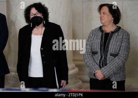 Les juges associées de la Cour suprême Sonia Sotomayor et Elena Kagan assistent à une cérémonie privée pour Sandra Day OConnor, juge à la retraite de la Cour suprême, avant de se reposer publiquement dans la Grande salle de la Cour suprême à Washington, le lundi 18 décembre 2023. La juge O'Connor, originaire de l'Arizona, est la première femme à siéger à la plus haute cour de nations, a siégé de 1981 à 2006, et est décédée le 1 décembre 2023 à l'âge de 93 ans. Crédit : Jacquelyn Martin/Pool via CNP Banque D'Images