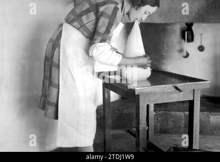 01/01/1930. Préparation artisanale du fromage dans une fromagerie des années 1930 Crédit : Album / Archivo ABC Banque D'Images