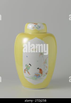 Vase avec couvercle, manufacture de porcelaine Meissener, c. 1725 - c. 1730 vase avec couvercle en porcelaine peinte. Le vase est recouvert d'un stock jaune et dans trois recoins peints avec l'histoire de Shibakô, les «trois amis» avec des oiseaux et deux grues dans une plante à fleurs. Le vase est marqué. Vase en porcelaine float avec couvercle en porcelaine peinte. Le vase est recouvert d'un stock jaune et dans trois recoins peints avec l'histoire de Shibakô, les «trois amis» avec des oiseaux et deux grues dans une plante à fleurs. Le vase est marqué. Porcelaine flottante Banque D'Images