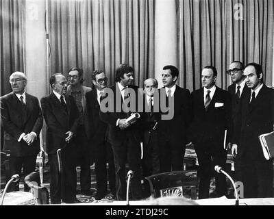 Madrid, 10/25/1977.- la signature des Pactes de la Moncloa a contribué à réorienter un climat de concorde qui s’était raréfié en 1977. Sur la photo, de gauche à droite : Tierno Galvan, Carrillo, Triginer, Raventós, González , Ajuriaguerra, Adolfo Suárez, Fraga, Calvo Sotelo et Miquel Roca. Crédit : Album / Archivo ABC Banque D'Images