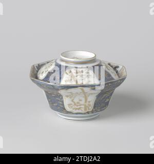 Bol couvert octogonal avec des plantes à fleurs dans des panneaux et des sprays de fleurs, anonyme, c. 1700 - c. 1799 octogonal, bol à couvercle en forme de cloche avec un sous-pot en porcelaine, peint en bleu glacé et sur l'or glacé. L'extérieur du bol est recouvert d'un bleu glacé sous-jacent avec des branches de fleurs en or. Il a sauvé quatre cartouches festonnées avec des plantes à fleurs (Prunus, bambou) et une pivoine stylisée. Un vase à fleurs sur le fond. Le bord intérieur avec huit compartiments avec des fleurs stylisées et des vignes de fleurs. Le couvercle avec la même décoration. Imari. Porcelaine du Japon. glaçage. cobalt (minéral). gold (moi Banque D'Images