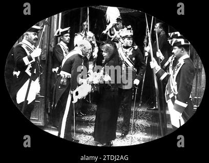 04/30/1926. Madrid. Diverses nouvelles Notes. 2. S.M. la Reine María Cristina (A) et S.A.R. le Prince des Asturies (B) quittent l ' église de San Francisco de Borja, où a été célébrée la fête de la noblesse. Crédit : Album / Archivo ABC / Julio Duque Banque D'Images