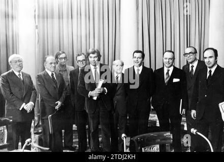 Madrid, 10/25/1977.- la signature des Pactes de la Moncloa a contribué à réorienter un climat de concorde qui s’était raréfié en 1977. Sur la photo, de gauche à droite : Tierno Galvan, Carrillo, Triginer, Raventós, González , Ajuriaguerra, Adolfo Suárez, Fraga, Calvo Sotelo et Miquel Roca. Crédit : Album / Archivo ABC / Luis Alonso Banque D'Images