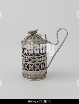 Moutarde argentée, ronde, anonyme, c. 1780 - c. 1800 pot à moutarde argentée avec couvercle. Cylindrique avec bord ajouré en quatre bords énoncés l'un au-dessus de l'autre dans lequel alternativement des motifs de fleurs et de feuilles citoyennes, et frapper ovale, reliés à des plaques citoyennes. Couvercle voûté, à mi-chemin par un bord perlé. Initiales L.P. gravées. Bouton comme une fleur avec une rosette de feuille détachée en dessous. Contour d'oreille - en forme de contour d'oreille. Utrecht argent (métal) Pot moutarde argent avec couvercle. Cylindrique avec bord ajouré en quatre bords énoncés l'un au-dessus de l'autre dans lequel alternativement citoyens fleurs et motifs de feuille, et frapper ovale, conn Banque D'Images