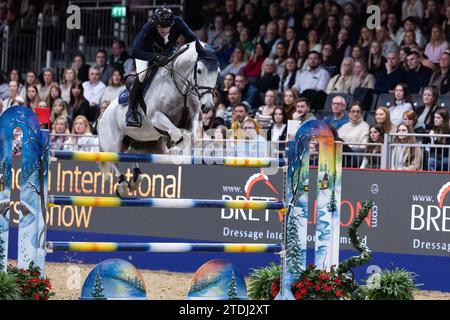 Londres, Royaume-Uni. 18 décembre 2023. Adrian Schmid de Suisse avec Chicharito 11 lors du Grand Prix de Londres au London International Horse Show le 18 décembre 2023, London Excel Centre, Royaume-Uni (photo de Maxime David - MXIMD Pictures) crédit : MXIMD Pictures/Alamy Live News Banque D'Images