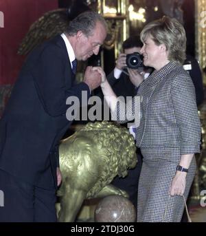 04/22/2002. Madrid 4-23-02.-réception au monde intellectuel et littéraire espagnol de SS. Mm les rois ;-photo Ernesto Agudo.Archdc. Crédit : Album / Archivo ABC / Ernesto Agudo Banque D'Images