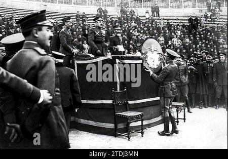 04/12/1921. Le capitaine général de la 3e région, Don Miguel primo de Rivera, présente le prix obtenu dans la compétition régionale de gymnastique par l'équipe du 13e régiment de Majorque. Crédit : Album / Archivo ABC Banque D'Images