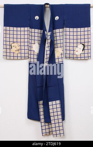 Kimono miyamairi garçons avec neuf masques sans masque, 1920 - 1940 kimono formel pour un garçon pour la première visite à un sanctuaire shinto (Miyamairi kimono), avec une décoration de neuf masques du No Theater sur un fond d'une large bande à carreaux. Soie noire avec une décoration Yuzen peinte et des détails en feuille d'or. Doublure en soie blanche. Etiquette avec « H. Inoue » et « Daimaru » ; le grand magasin. Cinq armes familiales (mon) de deux abricots Scheuten (Gyoyo). Japon peinture sur soie kimono formel pour un garçon pour la première visite d'un sanctuaire shinto (Miyamairi kimono), avec une décoration de neuf masques du No Theater sur un ba Banque D'Images