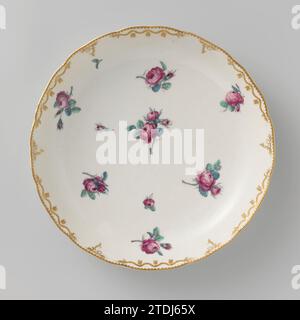 Echelle, peinte de roses éparses, manufacture Oud-Loosdrecht, c. 1778 - c. 1782 échelle porcelaine. Bord festonné avec des motifs rocaillem en relief, qui sont en partie dorés, en partie recouverts de guirlandes de feuilles en or. Bies avec travail de feuille suspendue en or sur le bord. Peint avec des roses éparpillées en rose, vert, bleu et gris. Loosdrecht porcelaine échelle de porcelaine. Bord festonné avec des motifs rocaillem en relief, qui sont en partie dorés, en partie recouverts de guirlandes de feuilles en or. Bies avec travail de feuille suspendue en or sur le bord. Peint avec des roses éparpillées en rose, vert, bleu et gris. Loosdrecht p Banque D'Images