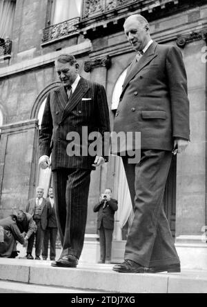 05/30/1958. Charles de Gaulle avec René Coty lors de son inauguration. Crédit : Album / Archivo ABC / Torremocha Banque D'Images