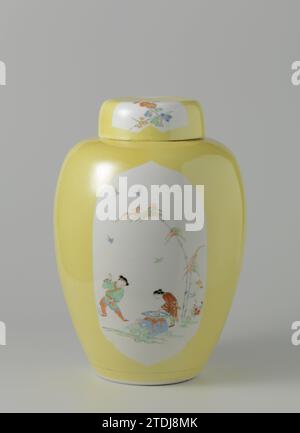 Vase avec couvercle, manufacture de porcelaine Meissener, c. 1725 - c. 1730 vase avec couvercle en porcelaine peinte. Le vase est recouvert d'un stock jaune et dans trois recoins peints avec l'histoire de Shibakô, les «trois amis» avec des oiseaux et deux grues dans une plante à fleurs. Le vase est marqué. Vase en porcelaine float avec couvercle en porcelaine peinte. Le vase est recouvert d'un stock jaune et dans trois recoins peints avec l'histoire de Shibakô, les «trois amis» avec des oiseaux et deux grues dans une plante à fleurs. Le vase est marqué. Porcelaine flottante Banque D'Images