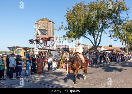 Fort Worth, Texas - 4 novembre 2023 : les gens visitent la gare de Stockyards située dans les célèbres Stockyards et attendent la performance de Longh Banque D'Images